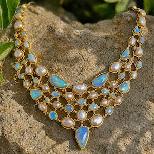 Collar babero de red con cristales, ópalo y perlas en oro de 22 quilates de Carolyn Tyler – Joyería de lujo de diseño que marca la diferencia.