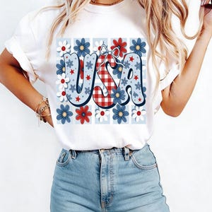PNG de primavera/verano de EE. UU., PNG de texto "América" con estampado floral y patchwork, PNG de niña de EE. UU., Estrellas y rayas de América, Niña del 4 de julio, Lazo de flores de EE. UU.