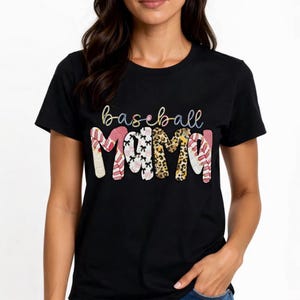 Camiseta de béisbol estilo patchwork de leopardo y cuadros para mamás (PNG) / Gráfico del Día de la Madre / Diseño de camiseta deportiva para mamás / Mamá para el día del partido / Mamá aficionada al deporte