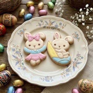 Puede incluir: Un juego de tres tazas de cerámica con un acabado moteado y mate. Las tazas son de color crema, gris claro y gris oscuro. Cada taza tiene un diseño simple y minimalista. Miden aproximadamente 10 cm de altura.