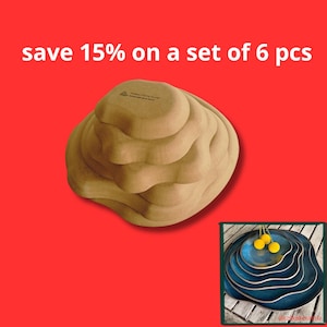 Op de afbeelding: Een stapel van zes beige, golvende keramische borden met een matte afwerking. De tekst "save 15% on a set of 6 pcs" staat erboven. Een inzet toont de borden in een blauwe glazuur met gele decoratieve bollen op een houten ondergrond.