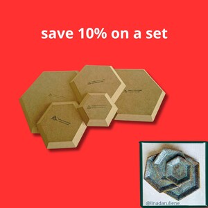 Puede incluir: Un conjunto de cuatro tablas de madera hexagonales de color marrón claro con un logotipo y texto, acompañado de una imagen insertada que muestra tres platos de cerámica hexagonales texturizados en azul y marrón. El texto save 10% on a set aparece arriba.