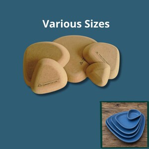 Op de afbeelding: Een verzameling van vier beige, driehoekige kurkobjecten in verschillende maten, elk voorzien van een klein logo en de tekst Pottery Plastic Europe. Een kleine ingevoegde afbeelding toont een stapel van vier blauwe, driehoekige schalen.