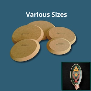 Pode incluir: Quatro bases de madeira de formato oval de vários tamanhos com superfícies castanho-claras e um pequeno logótipo impresso em cada uma. No canto inferior direito, uma inserção mostra um prato oval de cerâmica verde com um peixe estilizado.