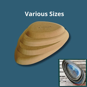 Pode incluir: Uma pilha de quatro tabuleiros ovais de cor bege com uma parte inferior texturizada e o texto Various Sizes exibido acima. Uma imagem inserida mostra o lado superior dos tabuleiros com um padrão texturizado azul e cinzento em madeira.