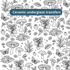Può includere: Un foglio di trasferibili per sottosmalto ceramico con un motivo a linee bianche e nere di vari funghi, fragole, foglie, piccoli fiori e farfalle sparsi sulla superficie. Il testo Ceramic underglaze transfers è visibile.