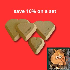 Può includere: Quattro cornici in cartone color marrone chiaro a forma di cuore di varie dimensioni disposte su uno sfondo rosso brillante con il testo save 10% on a set. Una piccola immagine inserita mostra un piatto in ceramica a forma di cuore con fiori.