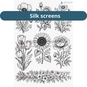 Op de afbeelding: Een vel met zwart-witte zeefdrukken met gedetailleerde lijntekeningen van diverse bloemen, waaronder klaprozen, rozen, madeliefjes, tulpen, een zonnebloem en een pioenroos, met een florale rand onderaan en de tekst Pottery Forms Europe.