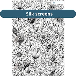 Op de afbeelding: Een zwart-wit zeefdruksjabloon met een dicht botanisch patroon van diverse bloemen, knoppen en bladeren. Het ontwerp bevat gedetailleerd lijnwerk en schaduw, met de tekst "Silk screens" weergegeven in een blauwe horizontale banner.