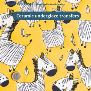 Peut inclure: Transferts de glaçure céramique avec un motif répétitif de zèbres griffonnés en noir et blanc sur un fond jaune vif. Le texte Pottery Forms Europe, Sustainable Good Quality et Ceramic underglaze transfers est visible.