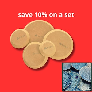 Può includere: Una collezione di cinque tavole circolari in legno marrone chiaro di varie dimensioni disposte in un gruppo su uno sfondo rosso brillante. Il testo save 10% on a set è visibile in alto. Un piccolo riquadro mostra piatti in ceramica blu decorati.