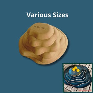 Puede incluir: Una pila de cuencos de cerámica color canela con formas orgánicas y bordes ondulados en varios tamaños. El texto 'Various Sizes' aparece arriba. Una imagen muestra platos de cerámica azules con bordes ondulados sobre madera con flores amarillas.