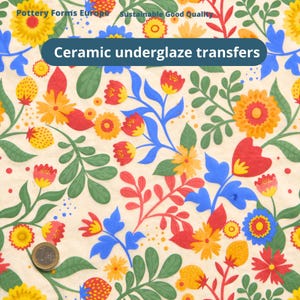 Può includere: Un foglio di trasferibili per ceramica con un motivo floreale ripetuto di fiori gialli, rossi e blu e foglie verdi su sfondo crema. Il testo Pottery Forms Europe, Sustainable Good Quality e Ceramic underglaze transfers è visibile.