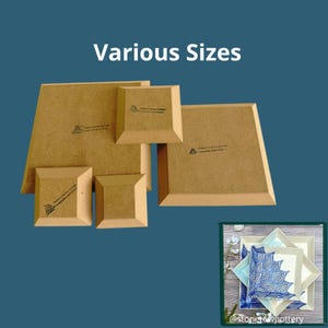 Puede incluir: Cinco moldes cuadrados de madera color canela de varios tamaños dispuestos juntos. Cada molde tiene una superficie superior plana con bordes biselados y un logotipo impreso en negro. Un recuadro muestra cuatro platos de cerámica.