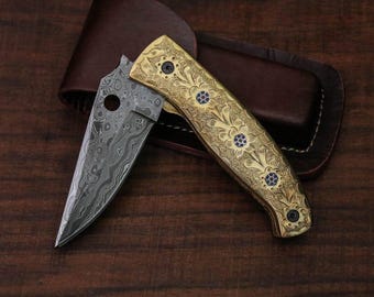Coltello pieghevole personalizzato in acciaio di Damasco con manico in legno dorato e fodero da caccia.