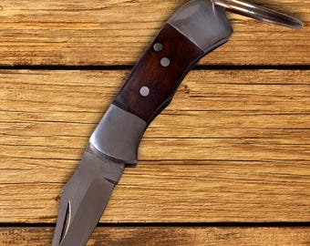 Handgjord minifick- och fällkniv med nyckelring/ring på handtaget, läderslida.