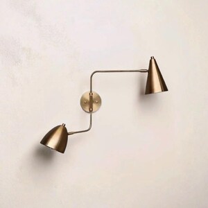 Vägglampa i mässing med dubbel svängarm, konlampa i modern stil från mitten av århundradet, italiensk art déco-armatur