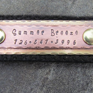 Puede incluir: Una etiqueta de cobre y lat&oacute;n con borde ondulado, con el texto "Summer Breeze" y el n&uacute;mero de tel&eacute;fono "726.847.3996".