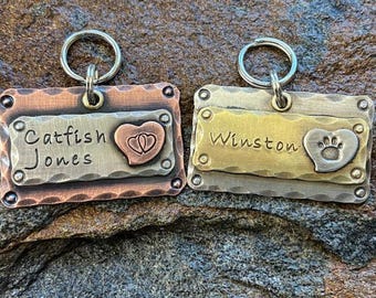 Placa de identificación metálica para perros grabada a mano – Identificación personalizada para mascotas, fabricada en EE. UU.
