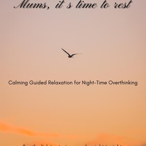 Op de afbeelding: Een digitale afbeelding met een warme oranje en roze gradiënt achtergrond. Een silhouet van een vogel in vlucht is zichtbaar. De tekst "Mums, it's time to rest" staat bovenaan, met "Calming Guided Relaxation for Night-Time Overthinking" eronder. De onderste tekst luidt: "Tap the link to start your calm night tonight."