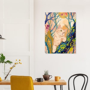 Peut inclure: Une peinture colorée d'un chat grimpant à un arbre. Le chat a un pelage orange clair et des yeux verts. L'arbre est dans une forêt avec des arbres bleus et jaunes et des feuilles roses. L'arrière-plan a une lueur jaune et orange.