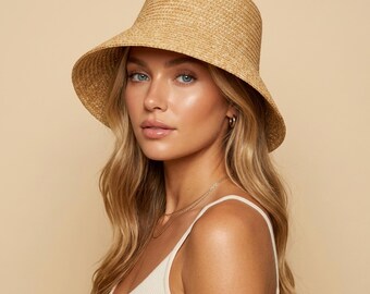 Puede incluir: Sombrero de sol de paja de color beige claro, con ala ancha y copa redonda. El sombrero está hecho de paja tejida. Está diseñado para proteger del sol.