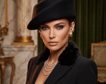 Puede incluir: Un sombrero de fieltro negro con ala estructurada y asimétrica. El sombrero se combina con una chaqueta negra con cuello de piel sintética y un collar de varias hileras de piedras redondas transparentes. Se ven pendientes tipo ear cuff dorados.