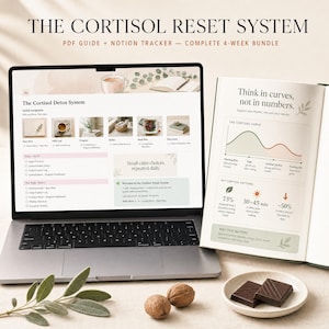 Può includere: Un laptop mostra "The Cortisol Detox System" con una guida di 4 settimane. Un taccuino mostra un diagramma della curva del cortisolo. Due quadratini di cioccolato sono su un piattino, con noci e verde nelle vicinanze. Il testo recita "Pensa in curve, non in numeri."