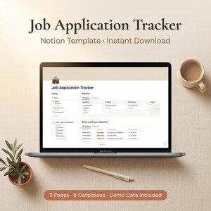 Op de afbeelding: Een laptop toont een "Job Application Tracker" Notion-sjabloon. Het scherm toont een sollicitatie-dashboard met secties voor "Vandaag" en "Pipeline". Een pen, een koffiekopje en een kleine potplant staan op de tafel. De tekst luidt: "11 pagina's • 6 databases • Demo-gegevens inbegrepen."