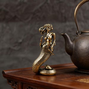 Massief messing medusa-standbeeld Griekse mythologie slang vrouw beeldjes, met de hand gegoten antieke gouden afwerking kunst sculptuur, bureau decor cadeau voor verzamelaars
