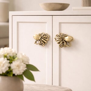 Poignée de meuble calmar en laiton antique, poignée de tiroir animal marin, quincaillerie de meuble gravée sur mesure, bouton de placard vintage, poignée de porte de garde-robe