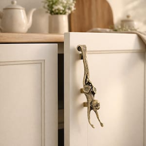 Handcrafted brass monkey cabinet handles, decorative animal door handles, suitable for drawers, cabinets and home décor.