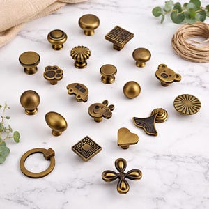 Puede incluir: Un juego de tres tazas de cerámica con un acabado mate moteado. Las tazas son en tonos crema, gris claro y gris oscuro. Cada taza tiene un diseño simple y minimalista, ideal para café o té.