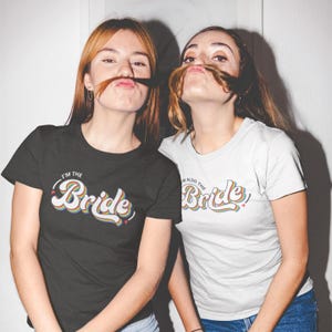 Camisetas para novias lesbianas | Camiseta "Soy la novia y también soy la novia" | Camisetas para bodas LGBTQ | Atuendo para despedida de soltera gay