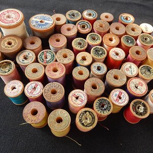 Antique Silk & Cotton Thread - 52 Wooden Spools with Thread - Primitive Wood Spools/Farmhouse/Craft Supplies/Cottage Chic Decor immagine 4