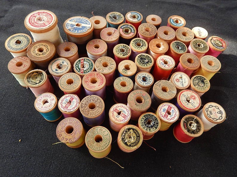 Antique Silk & Cotton Thread - 52 Wooden Spools with Thread - Primitive Wood Spools/Farmhouse/Craft Supplies/Cottage Chic Decor immagine 4