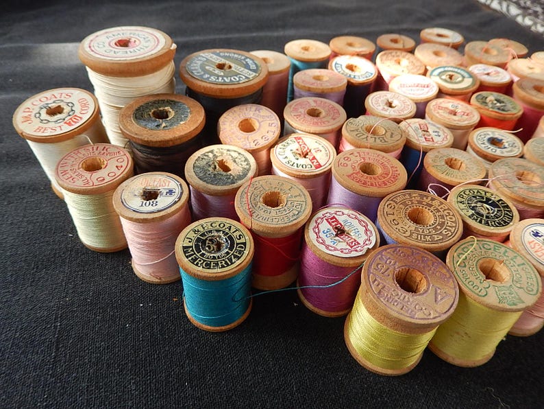 Antique Silk & Cotton Thread - 52 Wooden Spools with Thread - Primitive Wood Spools/Farmhouse/Craft Supplies/Cottage Chic Decor immagine 1