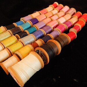 Antique Silk & Cotton Thread - 52 Wooden Spools with Thread - Primitive Wood Spools/Farmhouse/Craft Supplies/Cottage Chic Decor immagine 5