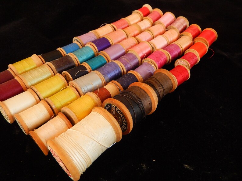 Antique Silk & Cotton Thread - 52 Wooden Spools with Thread - Primitive Wood Spools/Farmhouse/Craft Supplies/Cottage Chic Decor immagine 5