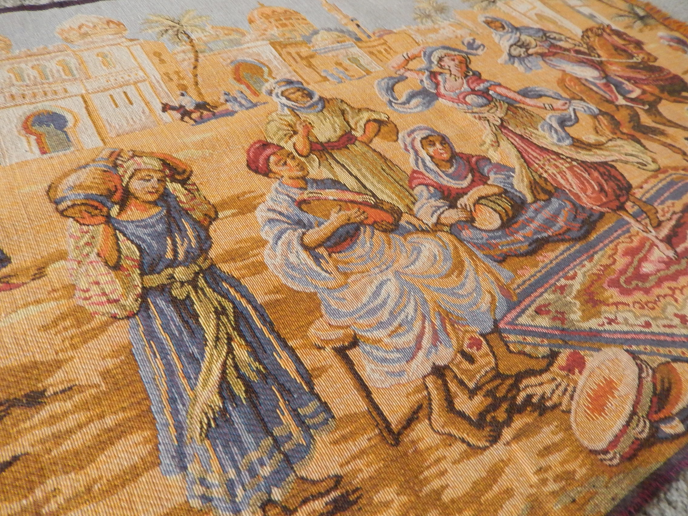 Grande Tapisserie Murale Ancienne Belge – Scène De Rue Du Marché De La Mecque, 57x19 Pouces