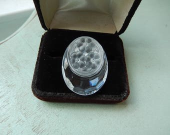 Könnte beinhalten: Ein klarer Glasring mit floralem Design, präsentiert in einer schwarzen Samt-Ringbox.