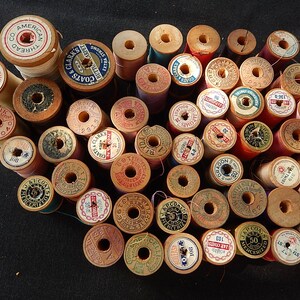 Antique Silk & Cotton Thread - 52 Wooden Spools with Thread - Primitive Wood Spools/Farmhouse/Craft Supplies/Cottage Chic Decor immagine 3