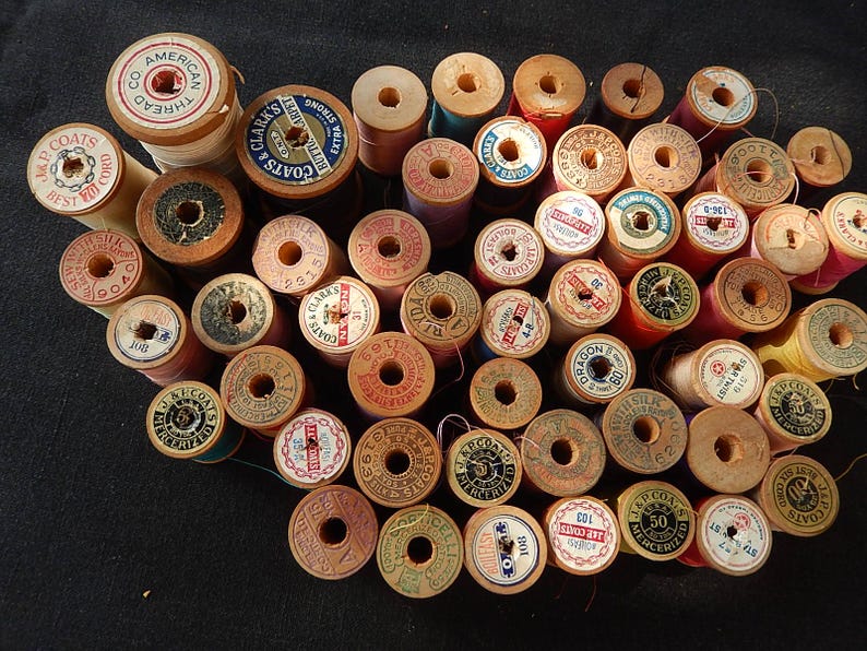 Antique Silk & Cotton Thread - 52 Wooden Spools with Thread - Primitive Wood Spools/Farmhouse/Craft Supplies/Cottage Chic Decor immagine 3