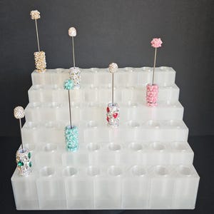 以下が含まれることがあります： 自然な仕上がりの手作りの木製まな板。片側に生きたエッジがあり、長方形です。長さ約46cm、幅30cm、厚さ2.5cmです。