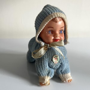 Rara muñeca bebé gateando vintage de Max Carl, Alemania Occidental, modelo M17, juguete de la década de 1950.