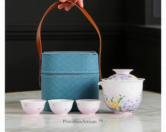 Servizio da tè da viaggio in ceramica fatto a mano con custodia in pelle / Teiera in porcellana dipinta a mano con fiocco di neve blu / Regalo personalizzato per gli amanti del tè