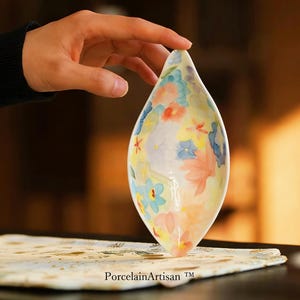 Handgefertigter blattförmiger Porzellanteller |Blumenrelief handbemalt| Dekorative Platte für Tischdekor | Handwerker Keramik Teller Geschenk