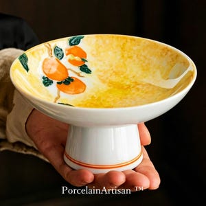 Op de afbeelding: Een set van drie keramische mokken met een gespikkelde, matte afwerking. De mokken zijn in de kleuren crème, lichtgrijs en donkergrijs. Elke mok heeft een eenvoudig, minimalistisch ontwerp, ideaal voor koffie of thee.