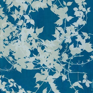 Puede incluir: Un juego de tres tazas de cerámica con un acabado mate moteado. Cada taza presenta un color diferente: azul claro, crema y gris. Las tazas tienen un diseño simple y moderno y un asa cómoda.