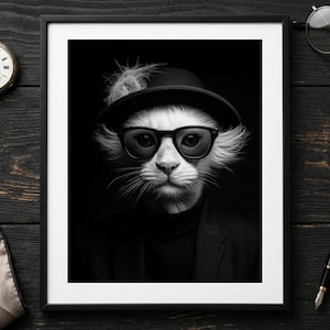 Può includere: Stampa in bianco e nero incorniciata di un gatto con cappello e occhiali. Il gatto indossa un abito e un dolcevita. Un orologio da tasca, occhiali, una penna e un fazzoletto di seta sono su una superficie di legno scuro.